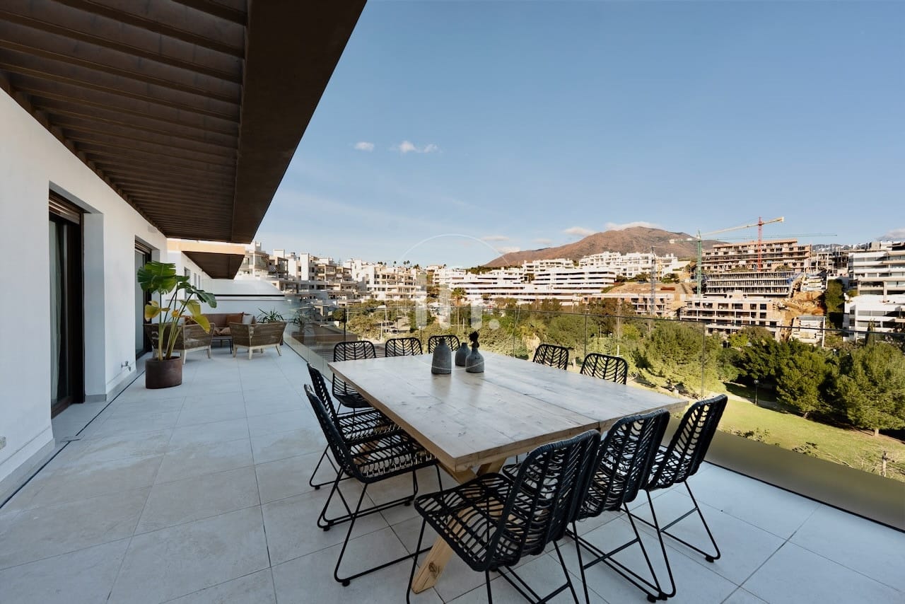 Modern 3-Bedroom Penthouse with Private Solarium in Las Mesas, Estepona