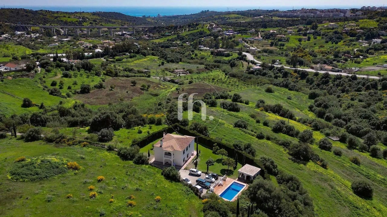 Villa Altos de Estepona – Spacious Detached Villa with Large Plot and Panoramic Views — alternate view