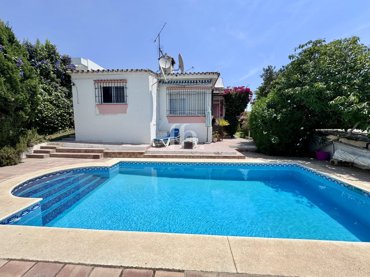 Charming Detached Villa only 400 metres from the beach! — alternate view