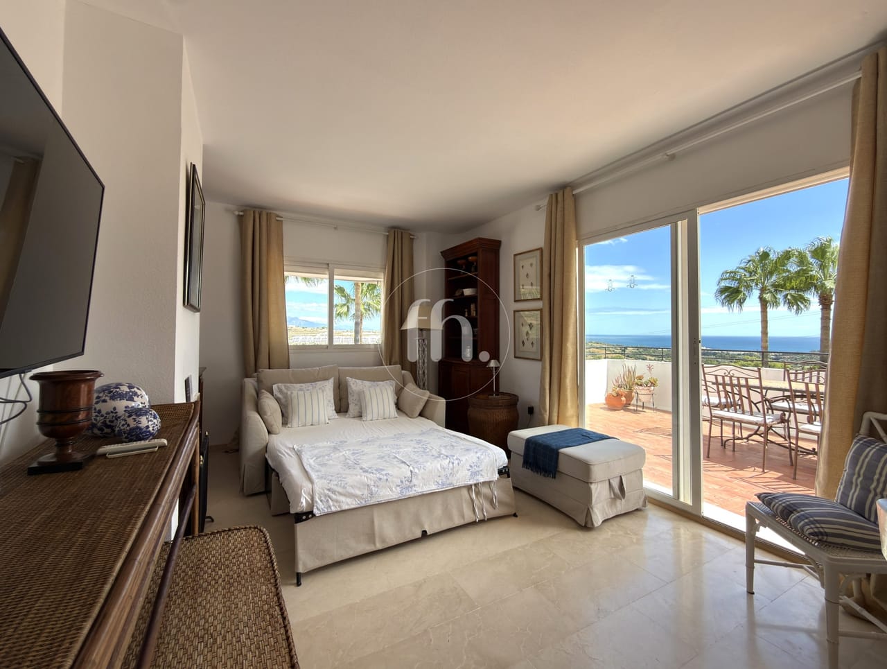 Spacious penthouse with beautiful open views and tourist licence in Estepona Golf — alternate view