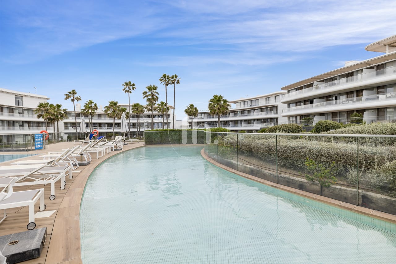 A stunning 2-bedroom frontline beach apartment in The Edge, Estepona. — alternate view