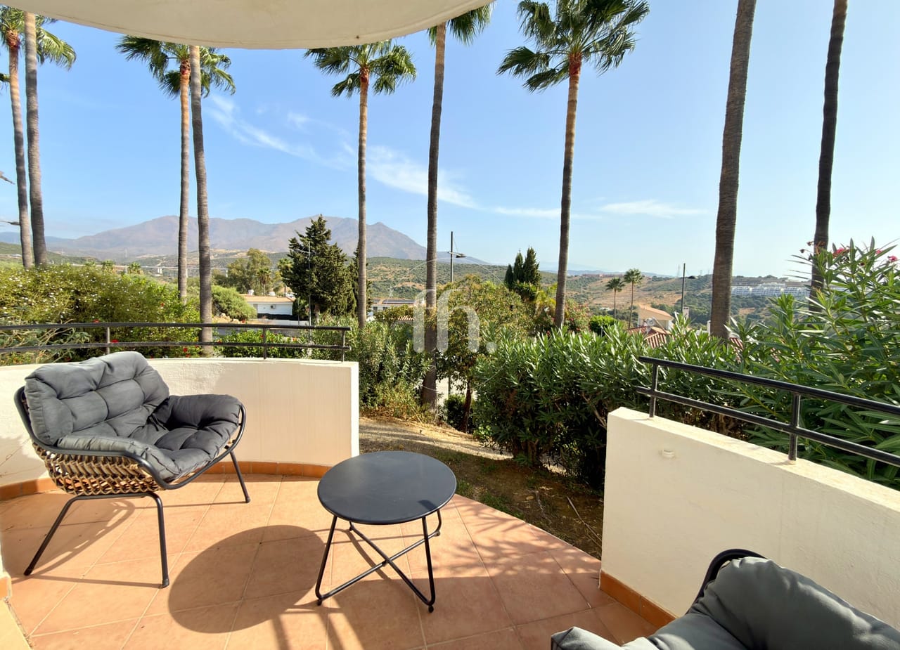 Spacious ground floor apartment with open views in Estepona Golf