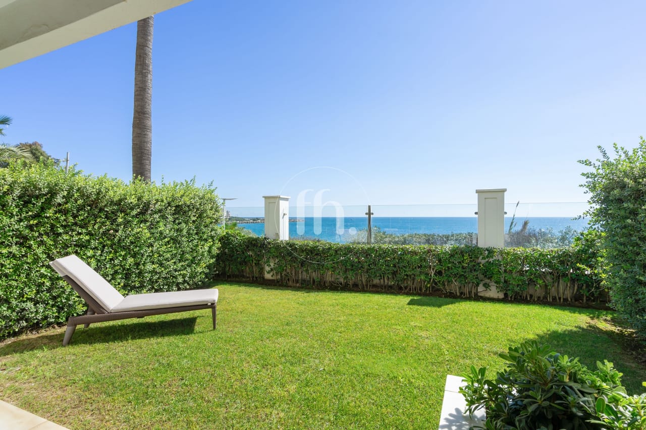 Luxury apartment with sea views in Doncella Beach, Estepona — alternate view