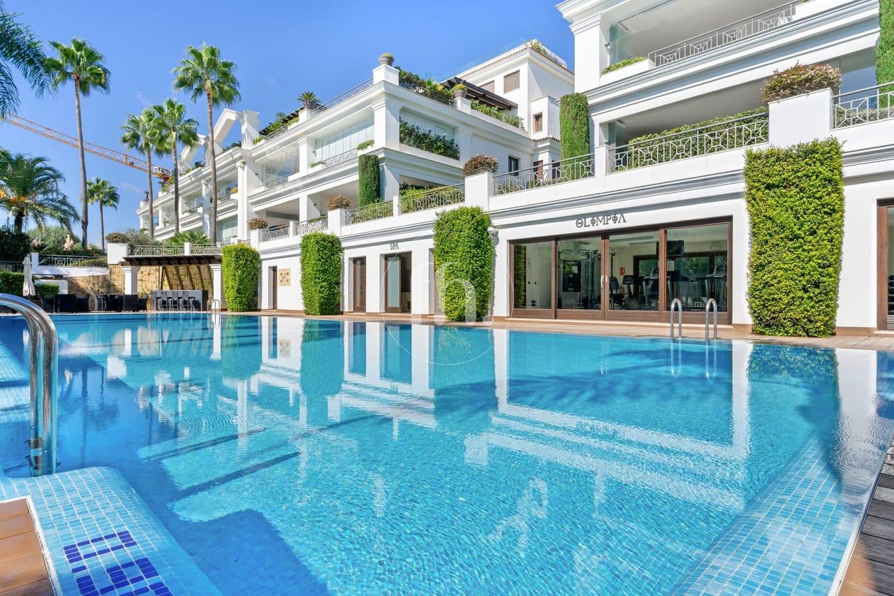 Luxury apartment with sea views in Doncella Beach, Estepona