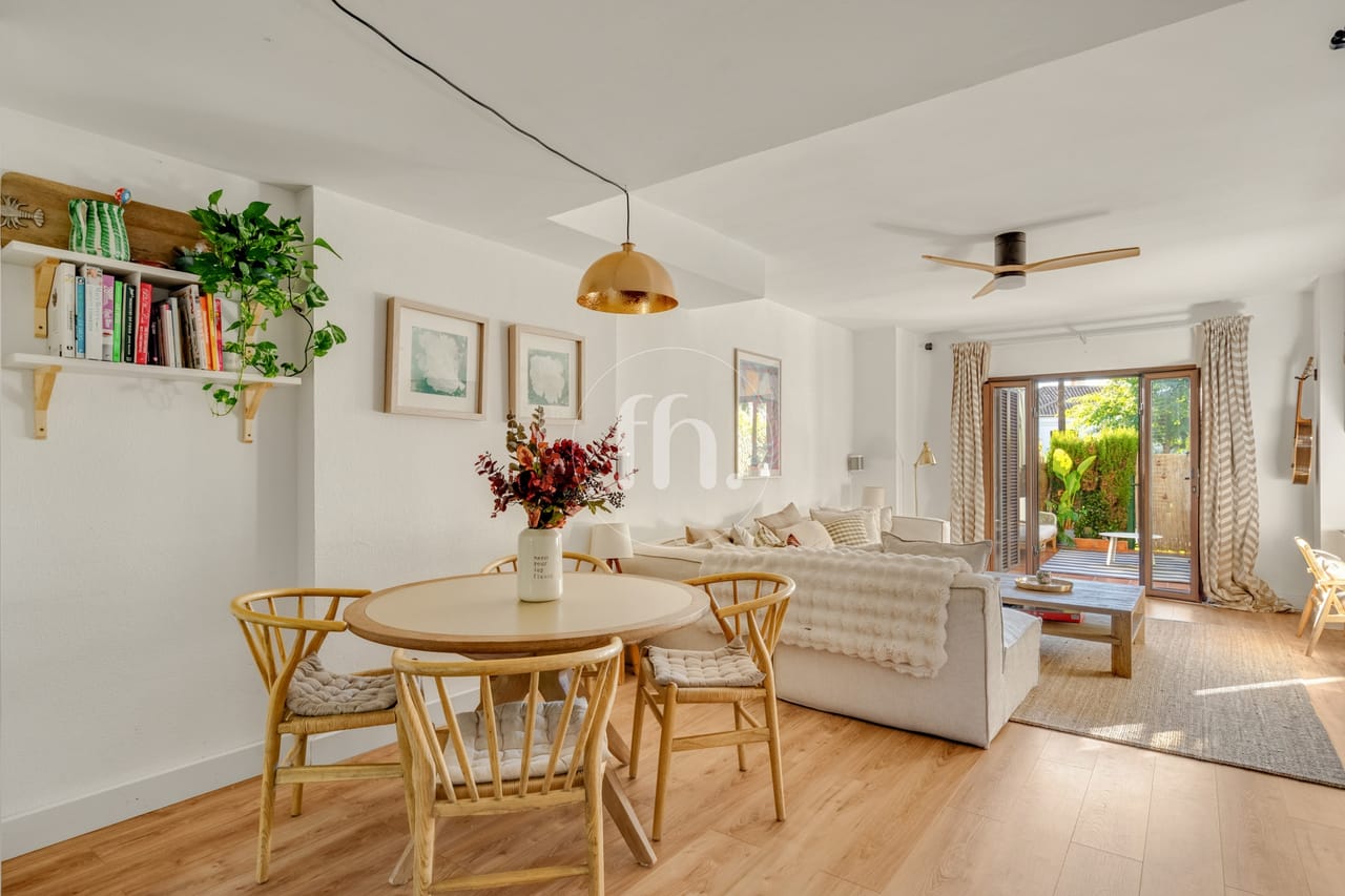 Stunning Beachside Townhouse in Laguna Beach, Estepona — alternate view